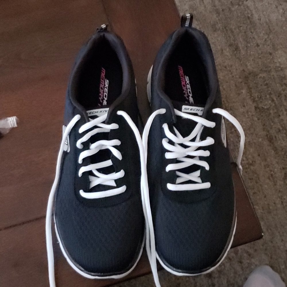 🎉 NWOT Skechers Wide Tennis Shoes 🎉